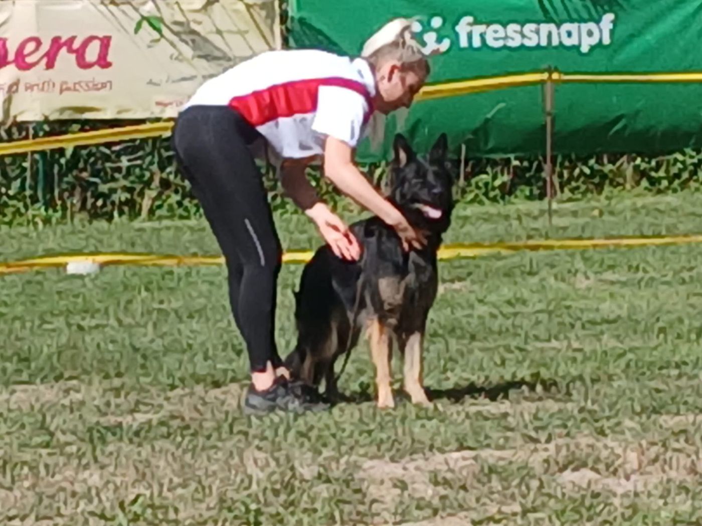 Amalia mit Hundeführerin Steffi bei der Zuchtschau Pfeffenhausen (V2)